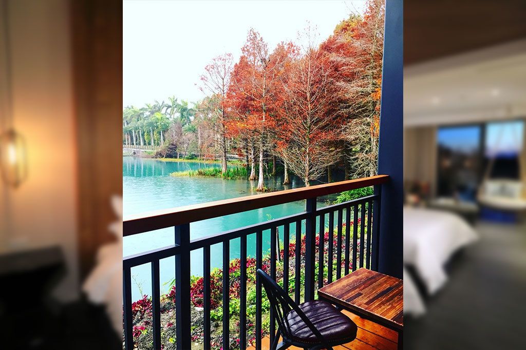 Ylelliset vuodevaatteet, työpöytä, pimennysverhot, lisävuoteet