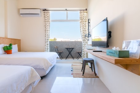 Escritorio, sistema de insonorización, wifi gratis y ropa de cama