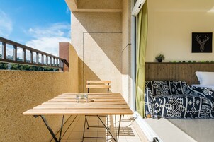 山景特大双人床房,阳台 | 办公桌、隔音、免费 WiFi、床单