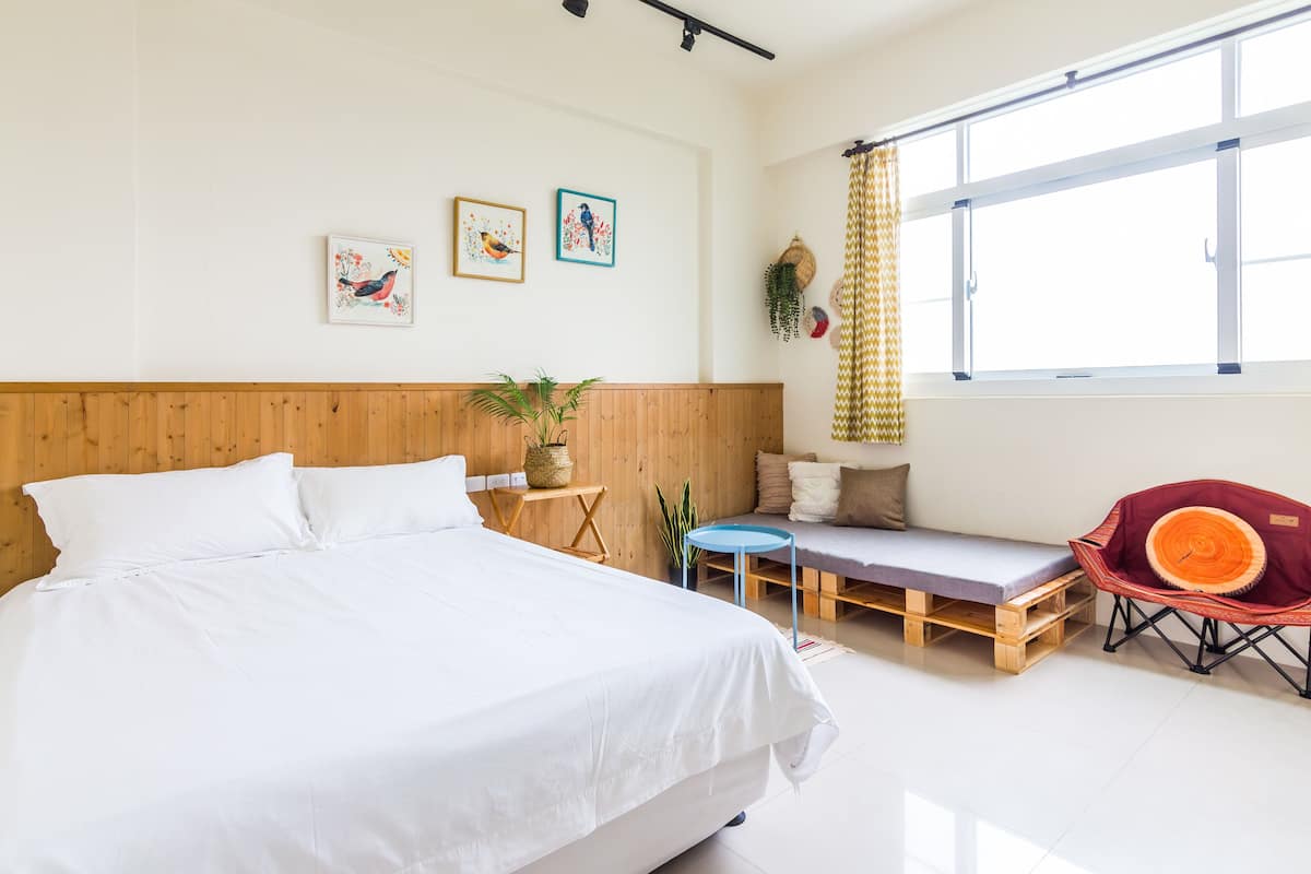 Escritorio, sistema de insonorización, wifi gratis y ropa de cama