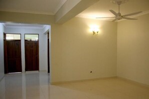 Departamento, 3 habitaciones | Sala de estar | Televisión de pantalla plana 