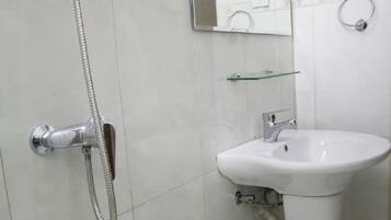 Apartment, 3 Bedrooms | Bathroom | Towels