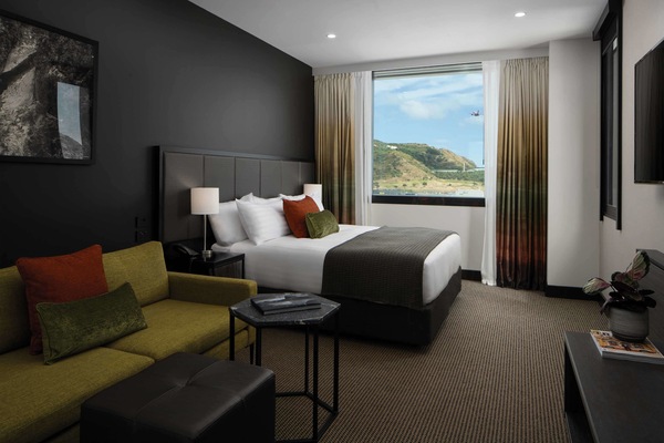 Deluxe King Room | Hypo-allergenic bedding available, minibar, in-room safe