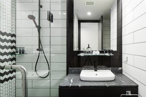 Standard King Room | Bathroom