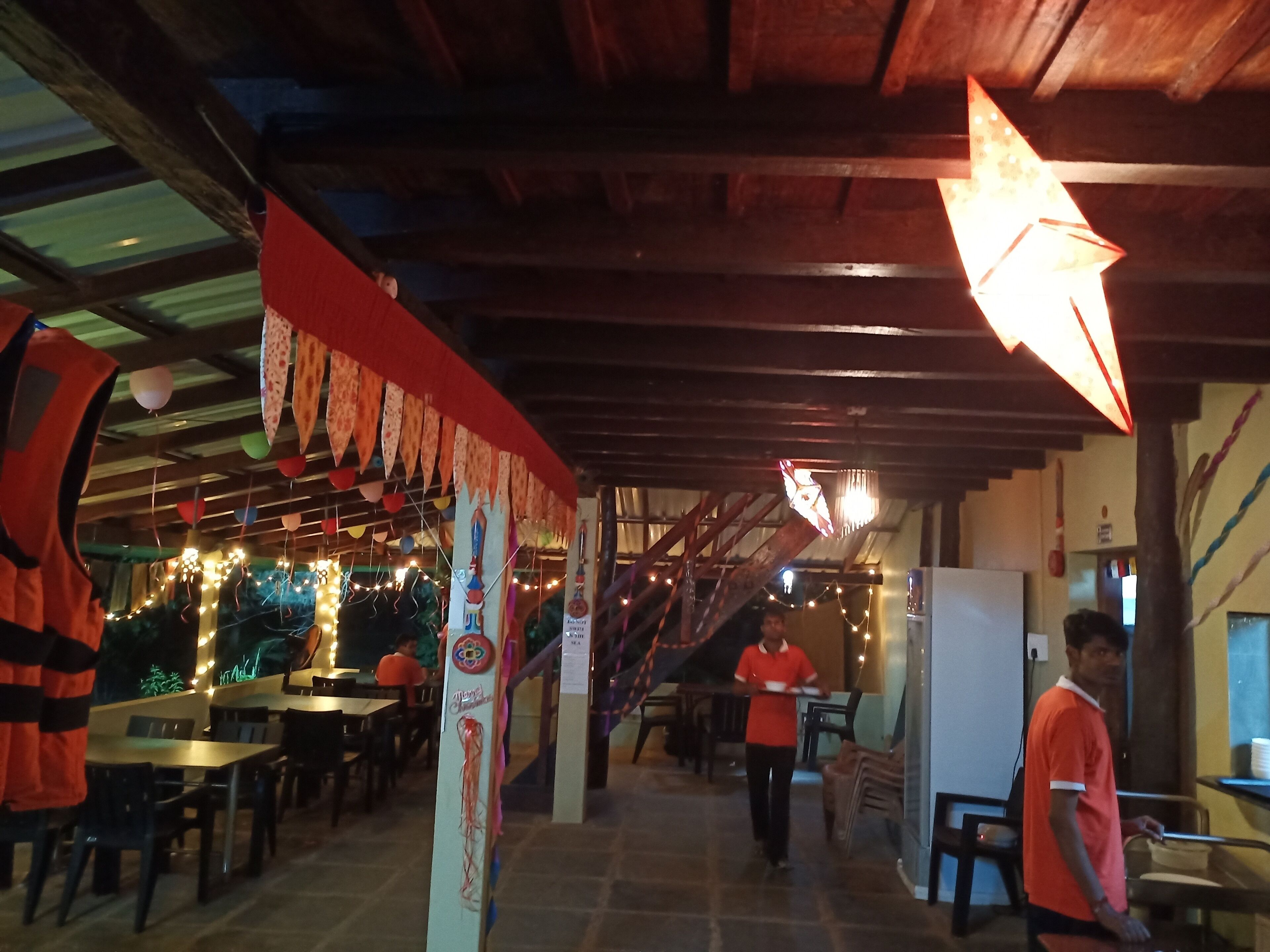 朝食、ランチ、ディナーに営業 (インド料理、ビーチビュー)