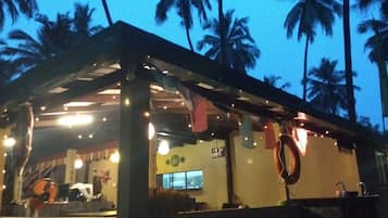Se sirven desayunos y almuerzos; cocina india; con vista a la playa