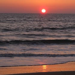 Sulla spiaggia, lettini da mare, pallavolo