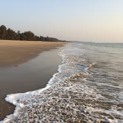 Sulla spiaggia, lettini da mare, pallavolo