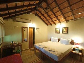 Superior Double Room, Beach View, Sea Facing | Desk, free WiFi, bed sheets - OmBodhi Retreat (Kumta)
