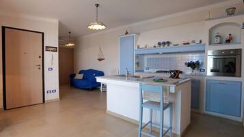 Lemari es besar, oven, kompor, dan peralatan masak/sendok-piring