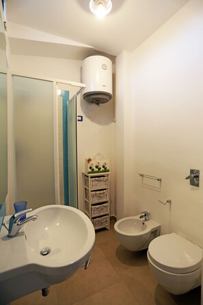 Penthouse Panoramique, plusieurs lits, vue mer | Salle de bain | Douche, douche à « effet pluie », articles de toilette gratuits