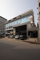 Un edificio de varios pisos con estacionamiento techado.
