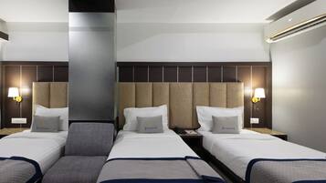 Family Room | In-room safe, desk, WiFi (free), bed sheets