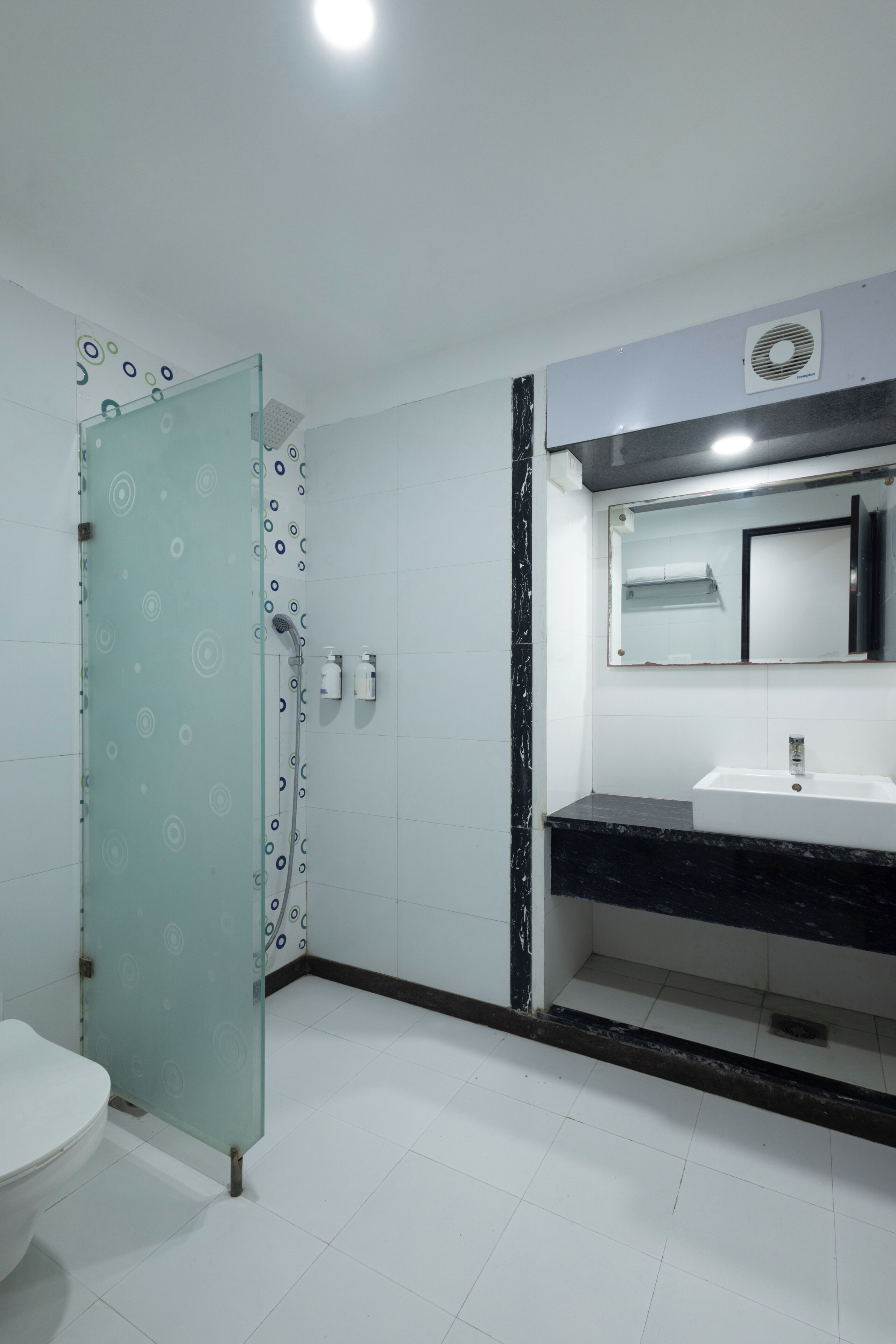 Family Room | Bathroom | Shower, bidet, towels, soap
