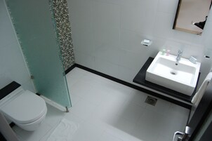 Business Double or Twin Room | Bathroom | Shower, towels