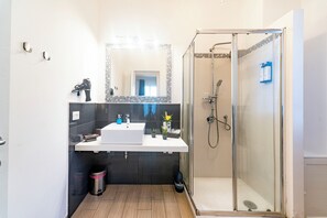 Værelse til 3 personer - terrasse | Badeværelse | Bruser, gratis toiletartikler, hårtørrer, bidet
