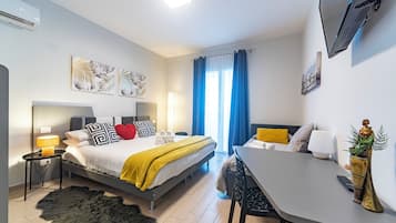 Quarto triplo, terraço | Individualmente mobiliados, escrivaninha, Wi-Fi de cortesia