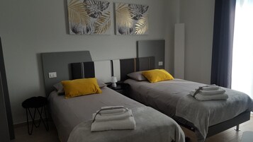 特色家居、办公桌、免费 WiFi、床单