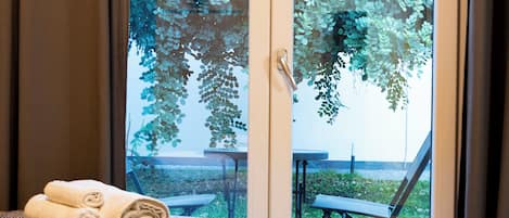 Quarto casal, vista para o jardim | Individualmente mobiliados, escrivaninha, Wi-Fi de cortesia