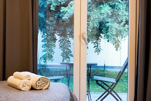 Habitación doble, vistas al jardín | Escritorio, wifi gratis, mobiliario individual y ropa de cama