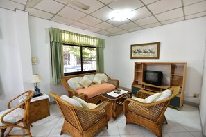 Living room - Nong Apartment Pattaya - Adults Only (Pattaya)