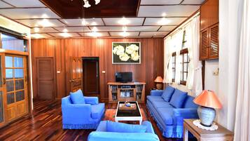 Penthouse | Wohnzimmer | 32-Zoll-Fernseher mit Kabelempfang