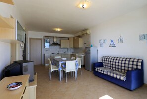 Panorama appartement, meerdere bedden, uitzicht op zee | Dineren in de kamer