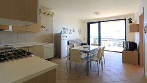 Leilighet – panorama, flere senger, sjøutsikt | Spiseområde på rommet