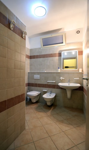 Panoramic Apartment, Multiple Beds, Sea View | Bathroom | Shower, rainfall showerhead, hair dryer, bidet - Stella sul mare (Pachino)