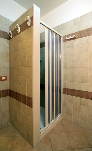 Appartement panoramique, Plusieurs lits, vue sur la mer | Douche de la salle de bain