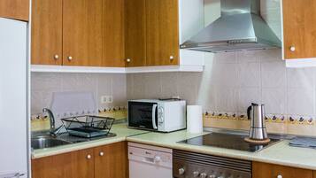 Apartament prèmium, 3 dormitoris, no fumadors, cuina | Cuina privada | Frigorífic gran, microones, forn i placa de cuina