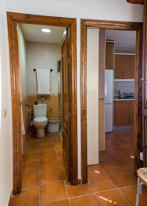 Apartamento Premium, 3 habitaciones, no fumadores, cocina | Baño | Ducha, artículos de higiene personal gratuitos y secador de pelo