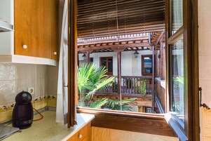 Refrigerador con freezer, microondas, horno, placa de cocina