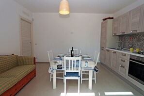 Villa familiale, 2 chambres | Repas dans la chambre