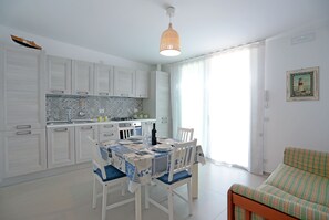 Family Villa, 2 Bedrooms | Private kitchen | Full-sized fridge, oven, stovetop, cookware/dishes/utensils - Villa Marina Playa Grande (Scicli)
