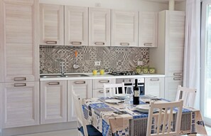Villa familiale, 2 chambres | Cuisine privée | Réfrigérateur grande capacité avec congélateur, un four