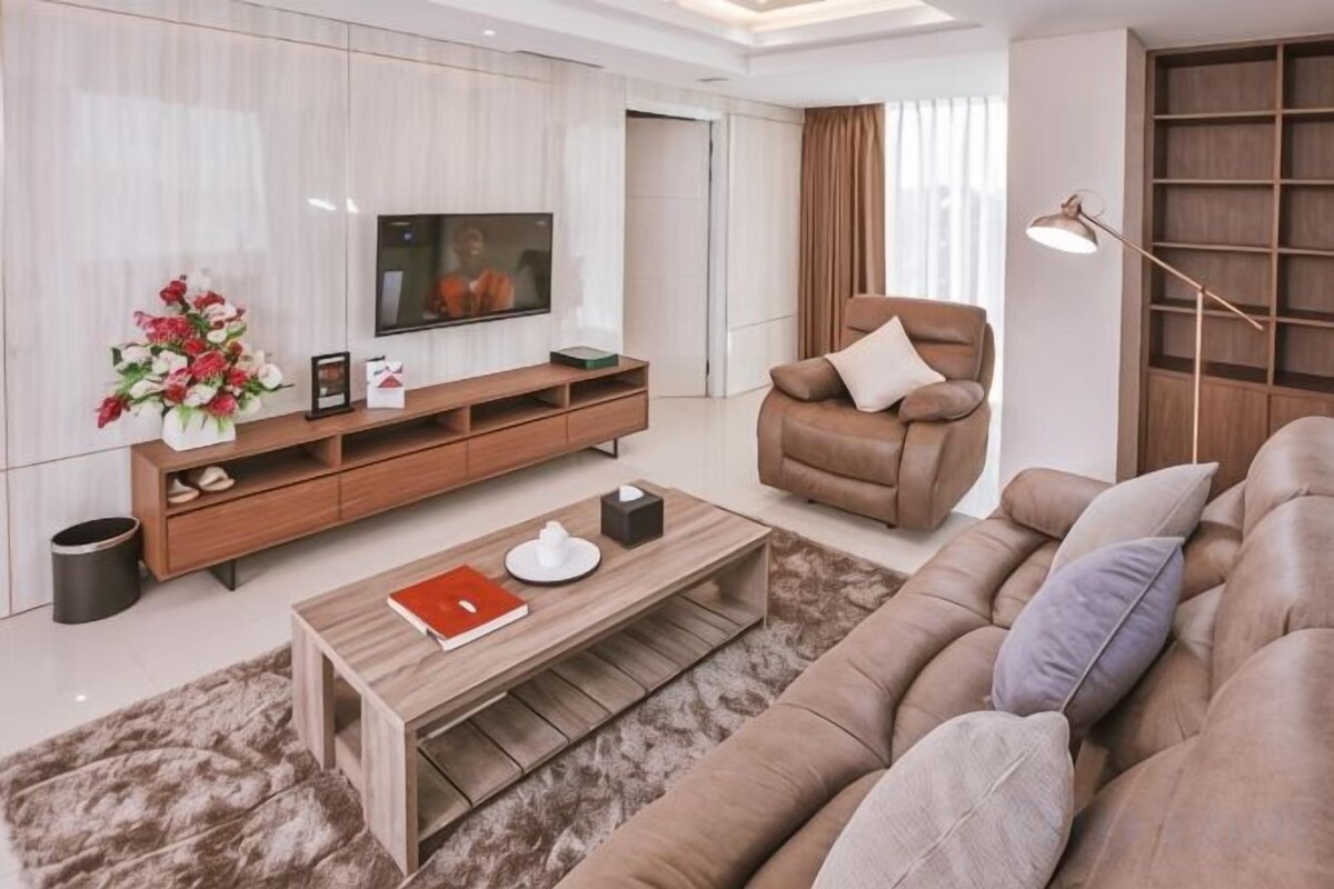 Living area | 32-inch LED TV with satellite channels, TV