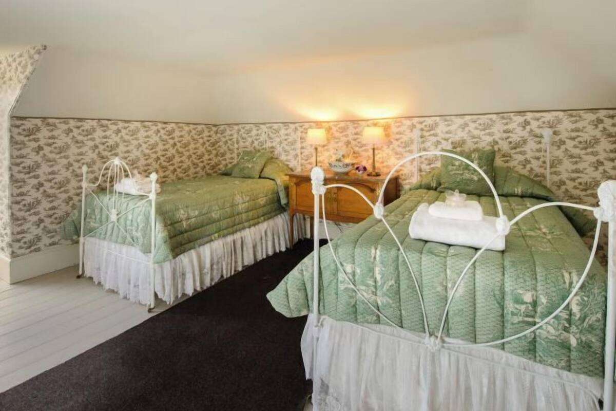 10 habitaciones, tabla de planchar con plancha y wifi gratis 