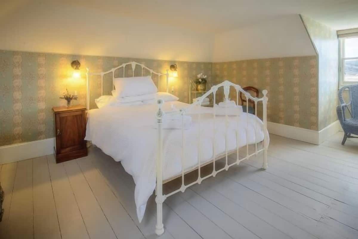 10 bedrooms, individually decorated, individually furnished