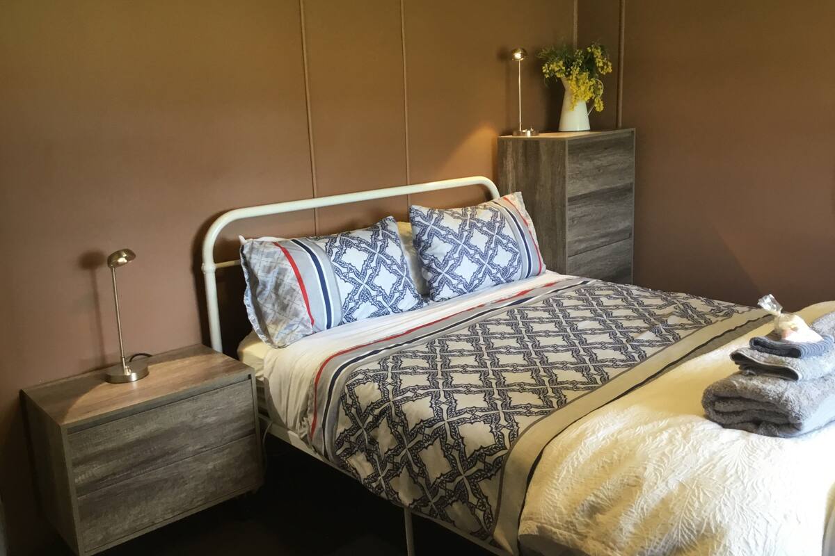 10 habitaciones, tabla de planchar con plancha y wifi gratis 