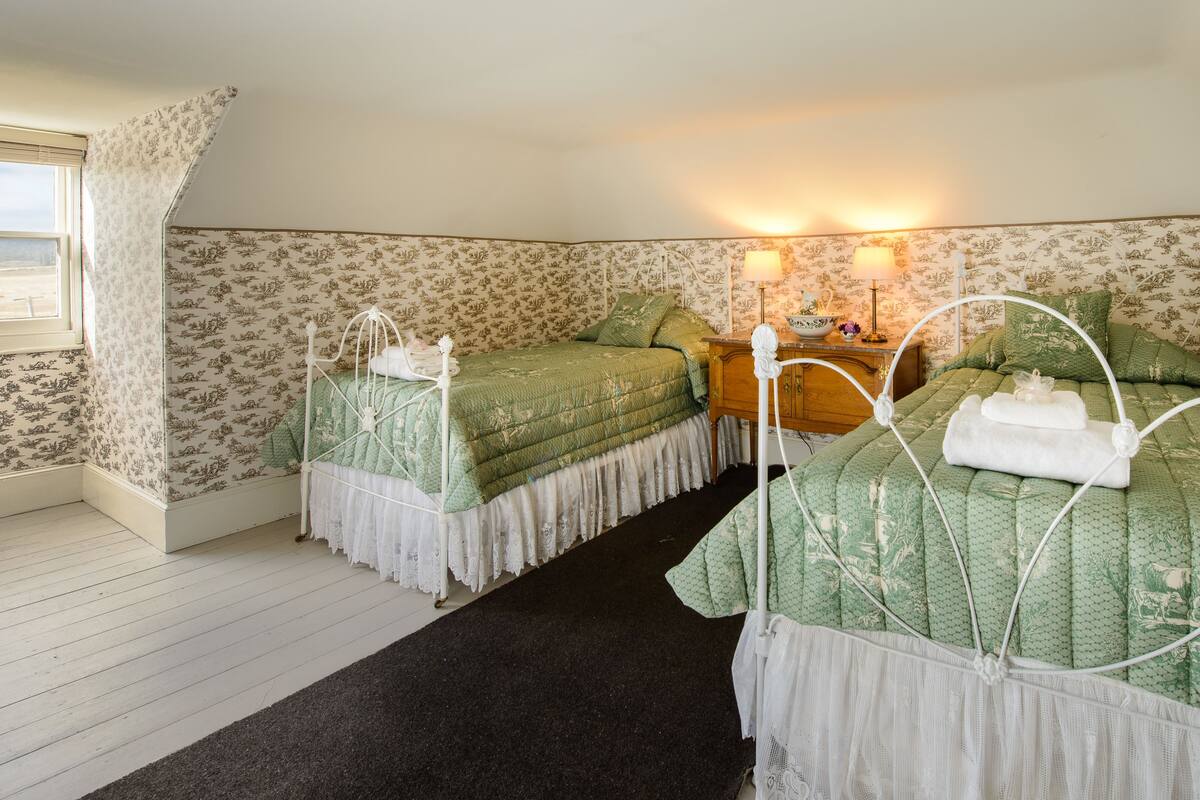 10 habitaciones, tabla de planchar con plancha y wifi gratis 