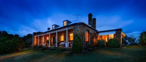 Façade de l’hébergement - soirée/nuit