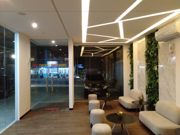 Lobby sitting area - Front One Inn Kediri (Ngasem)