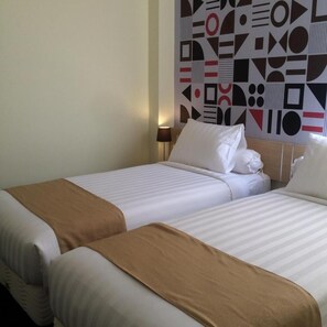In-room safe, desk, free WiFi, bed sheets - Front One Inn Kediri (Ngasem)