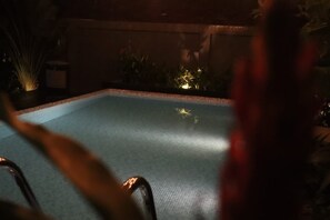 Outdoor pool, pool loungers - Front One Inn Kediri (Ngasem)