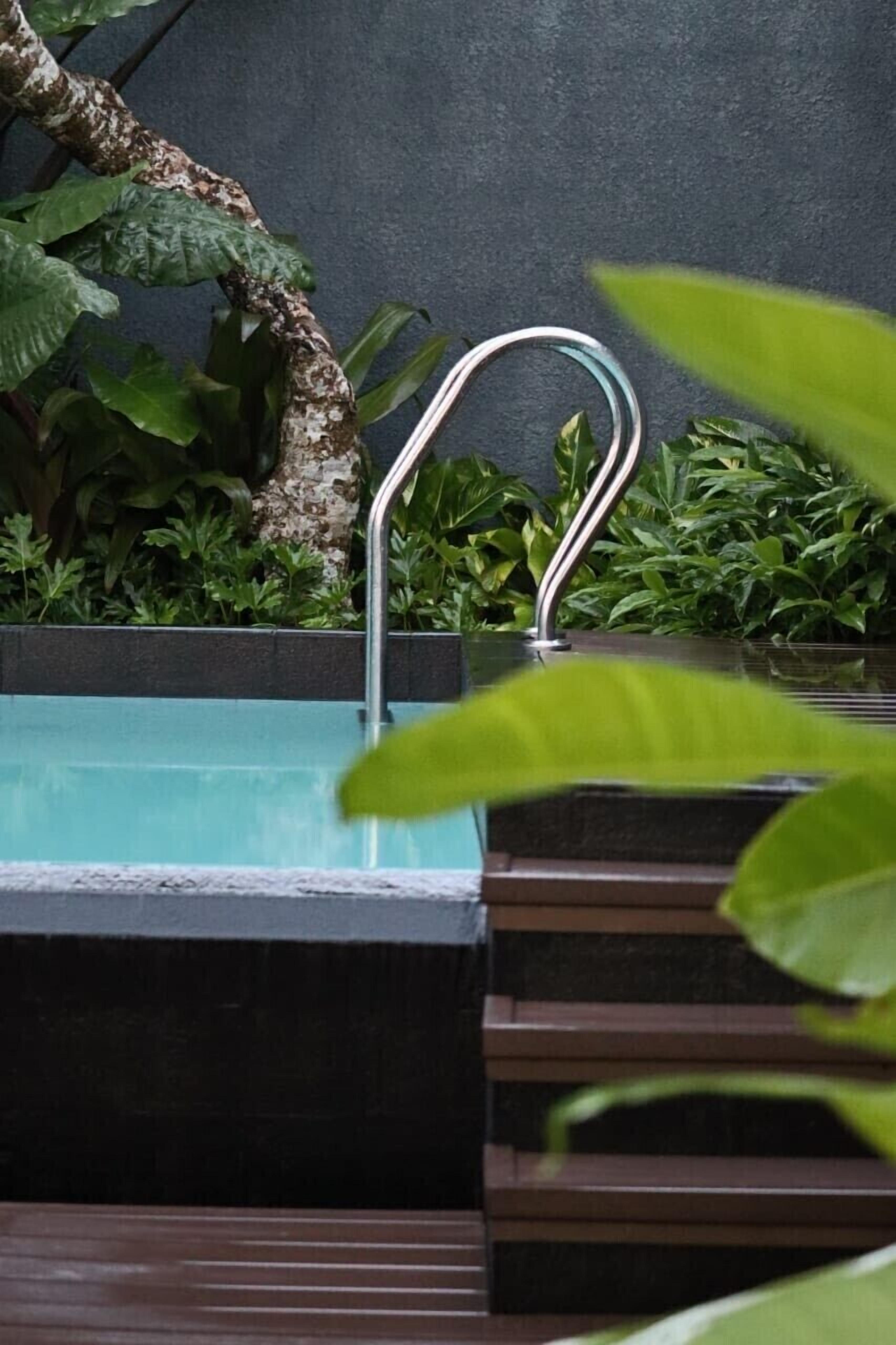 Kolam renang outdoor, dengan kursi berjemur