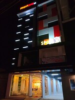 Fachada da propriedade à noite