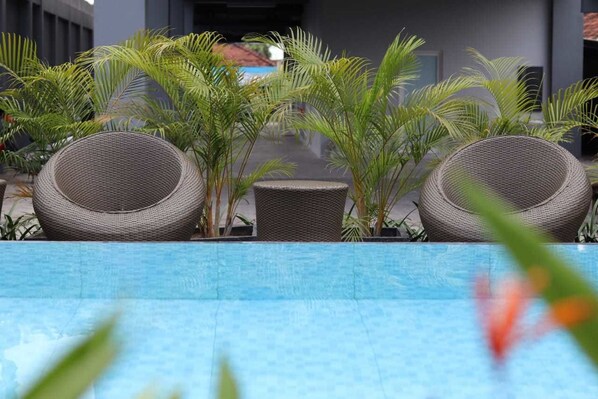 حمّام سباحة خارجي، مقاعد للتشمس