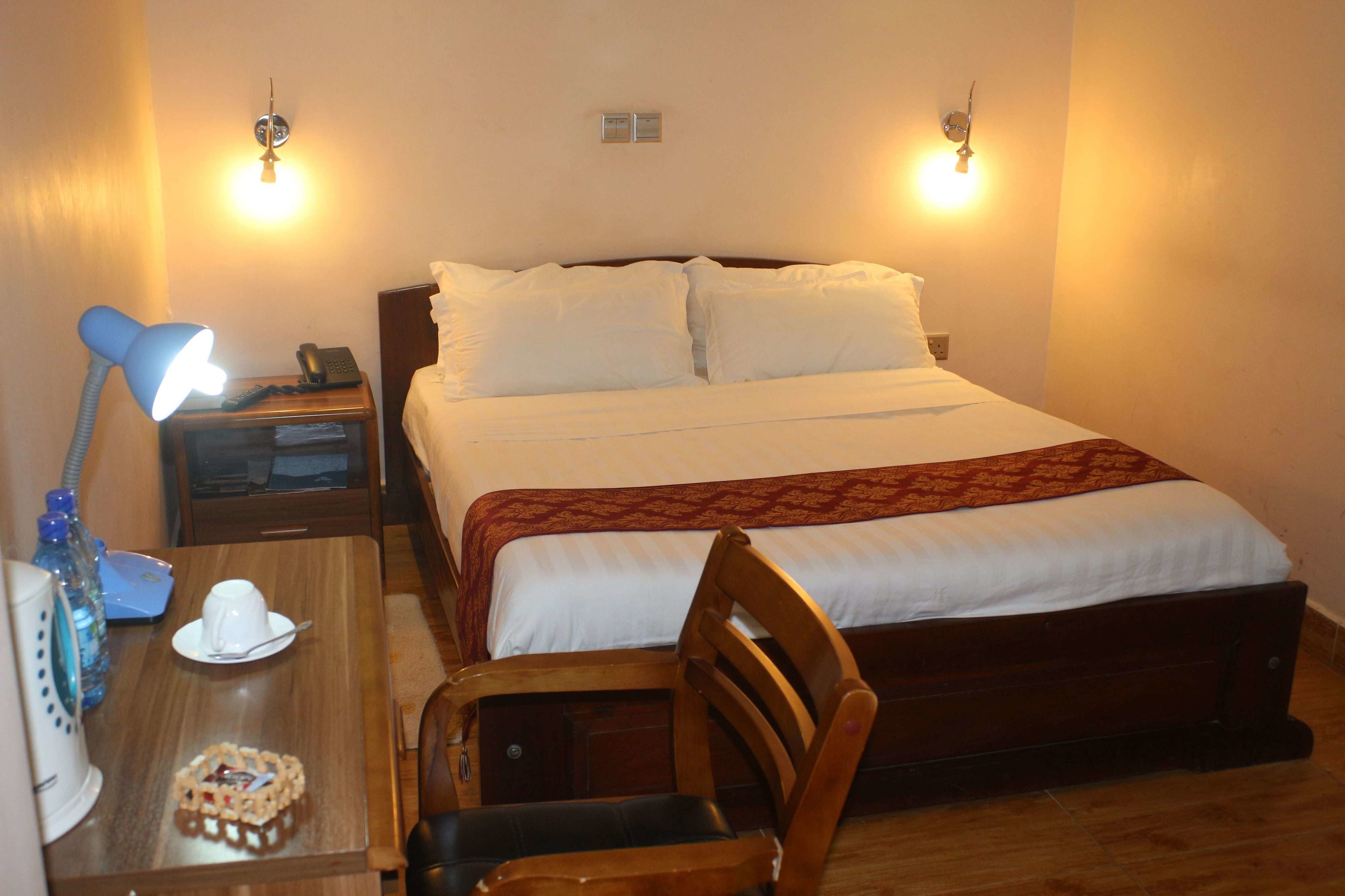 standard double room, 1 queen bed, non smoking | desk, free cots/infant beds, free wifi, bed sheets