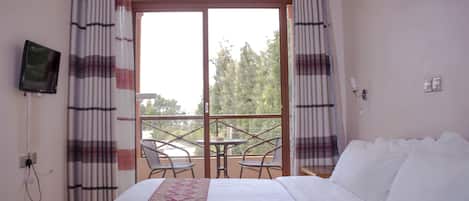 Standard dubbelrum - 1 queensize-säng - icke-rökare | Skrivbord, gratis barnsängar, gratis wi-fi och sängkläder